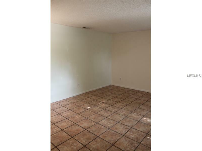 Property Photo: 916 Kirkcaldy Way FL 33594
