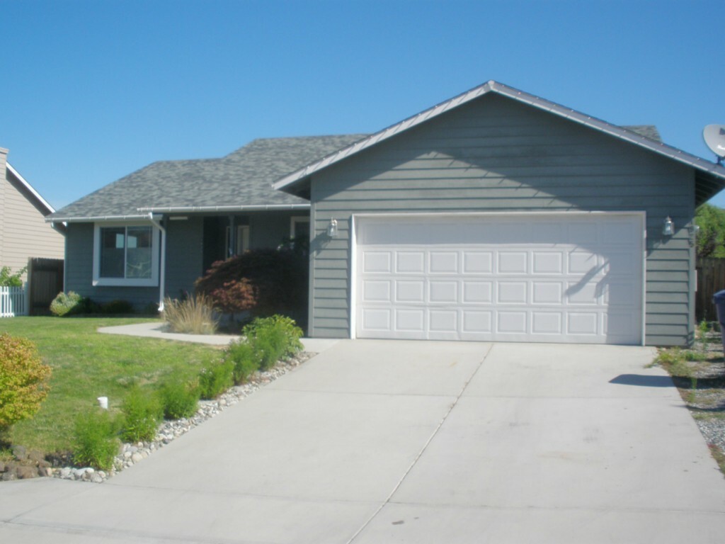 Property Photo:  1925 Bluegrass Ave  WA 98802 