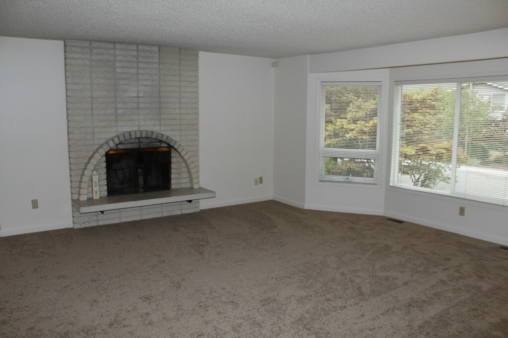 Property Photo:  8827 NE 144th St  WA 98034 