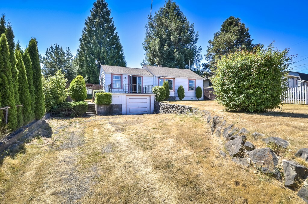 Property Photo:  2115 S 120th St  WA 98168 