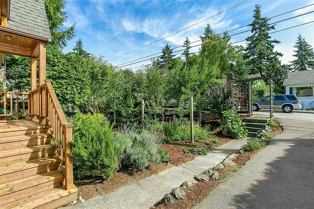 Property Photo:  520 NE 91st St  WA 98115 