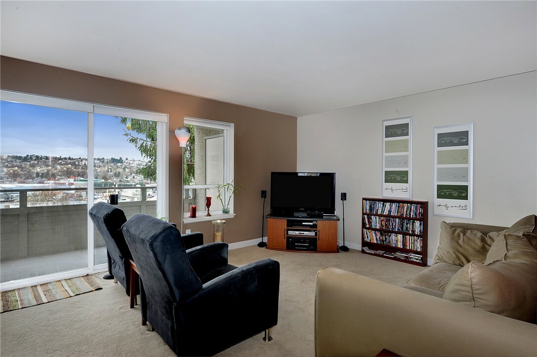Property Photo: 1017 W Nickerson St 31 WA 98119
