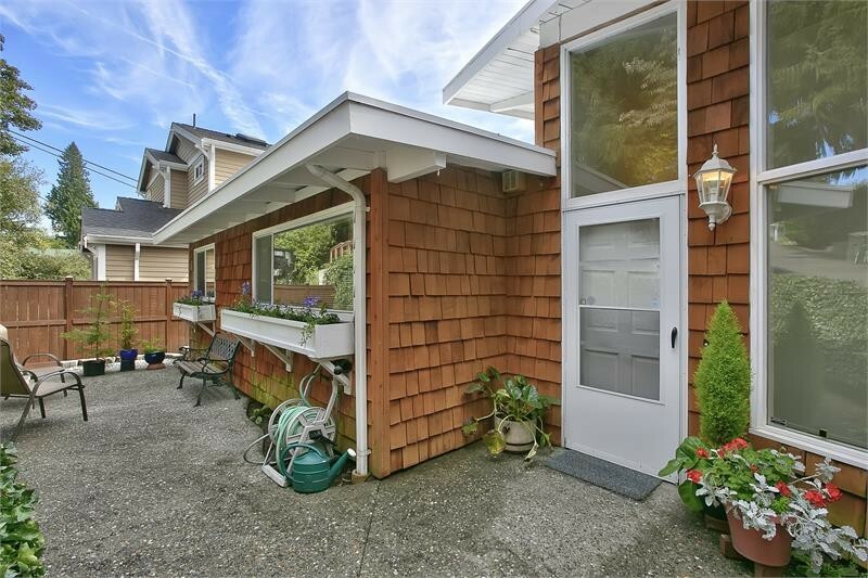 Property Photo: 5104 SW Admiral Wy WA 98116