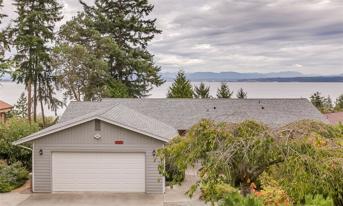 Property Photo:  1323 Country Club Dr  WA 98282 