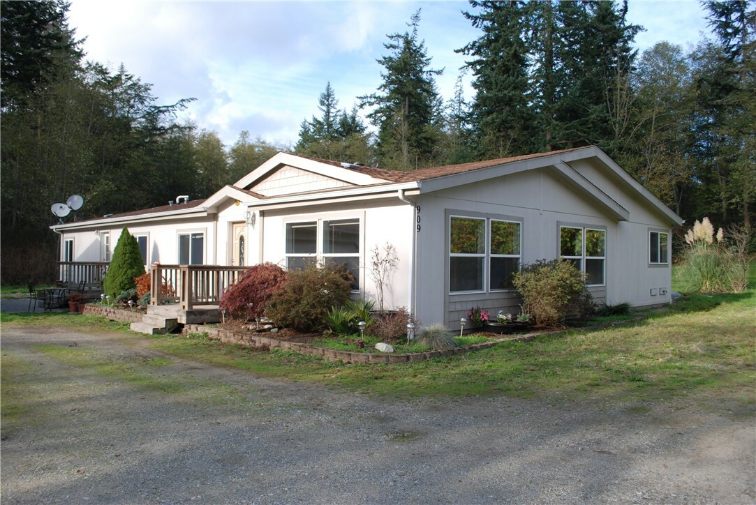 Property Photo:  909 Lyndean Lane  WA 98277 