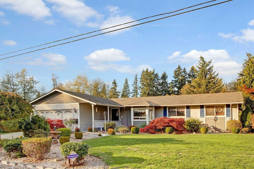 Property Photo:  16824 Snohomish Ave  WA 98296 