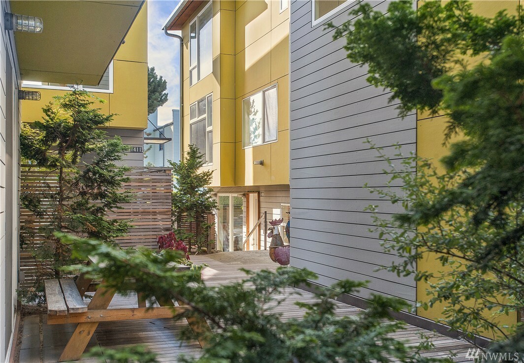 Property Photo: 1409 E Fir St B WA 98122