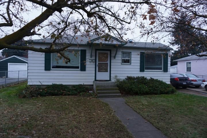Property Photo: 1315 S 7th Ave WA 98902