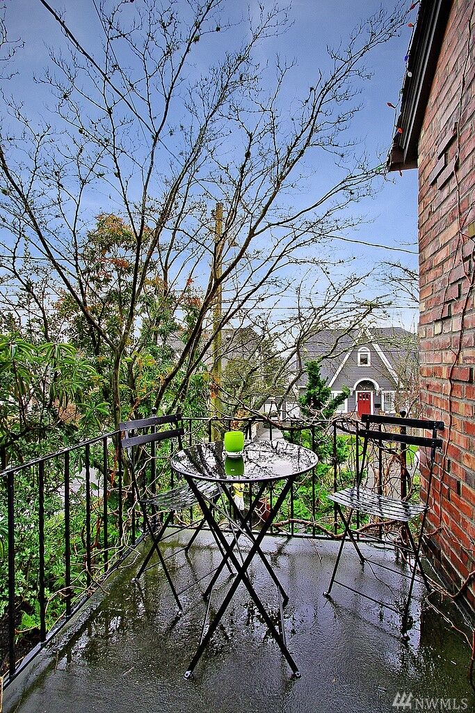 Property Photo:  365 Halladay St  WA 98109 