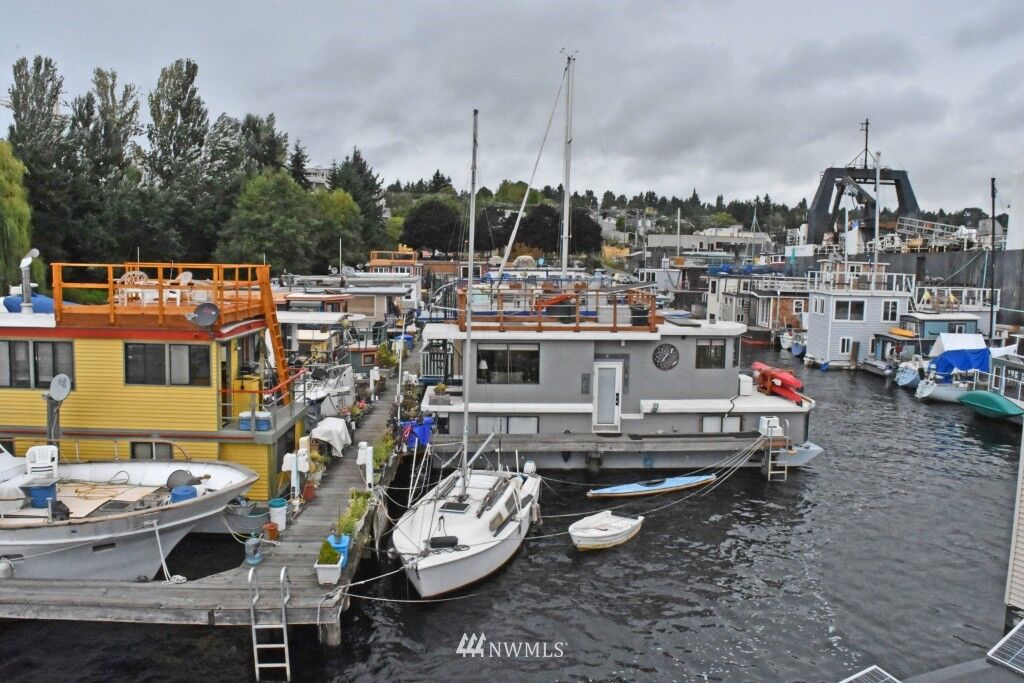 Property Photo: 2143 N Northlake Way 30 WA 98103