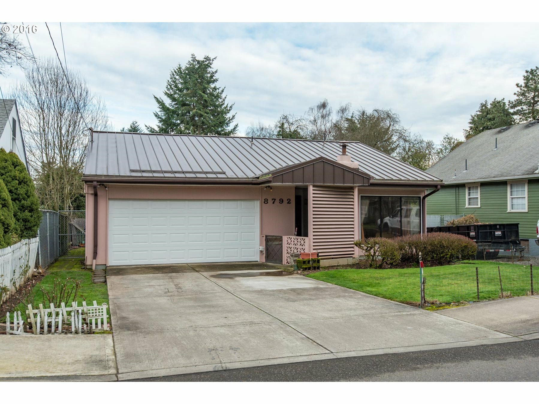 Property Photo: 8792 SE 42nd Ave OR 97222