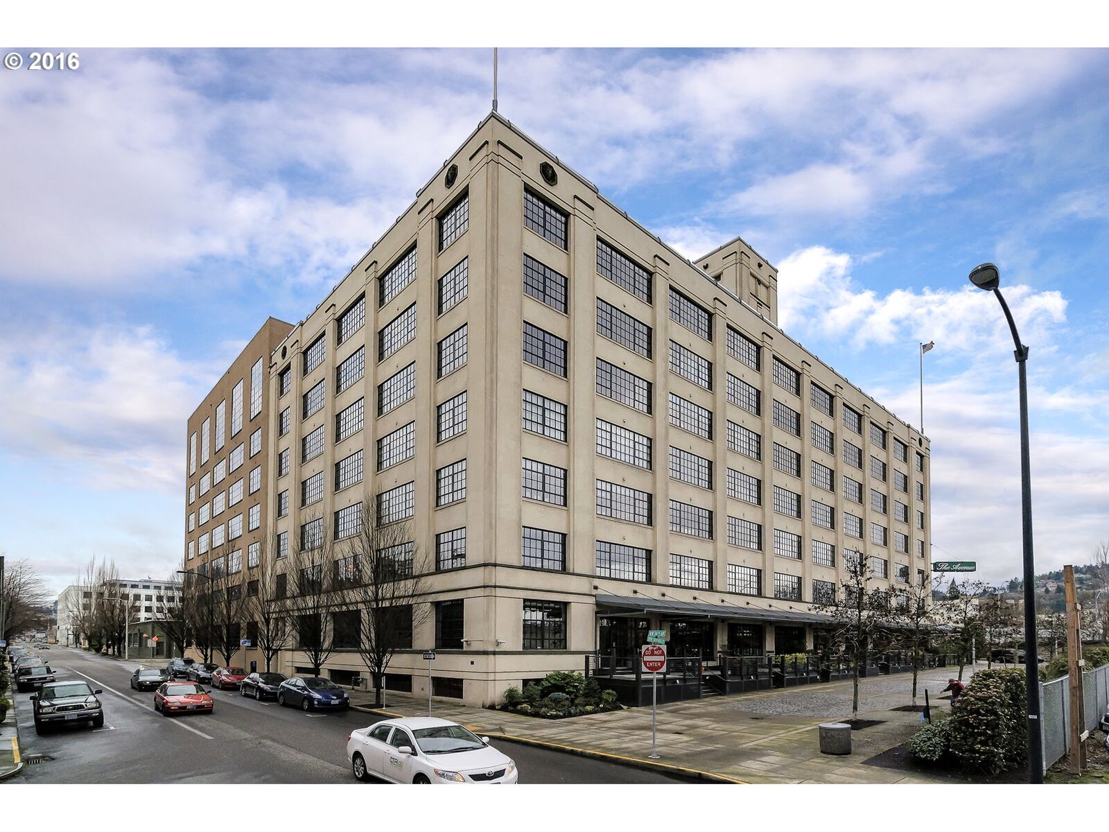 Property Photo:  1400 NW Irving St 322  OR 97209 