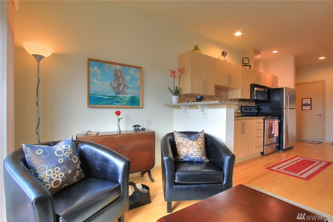 Property Photo:  424 N 85th St 403  WA 98103 