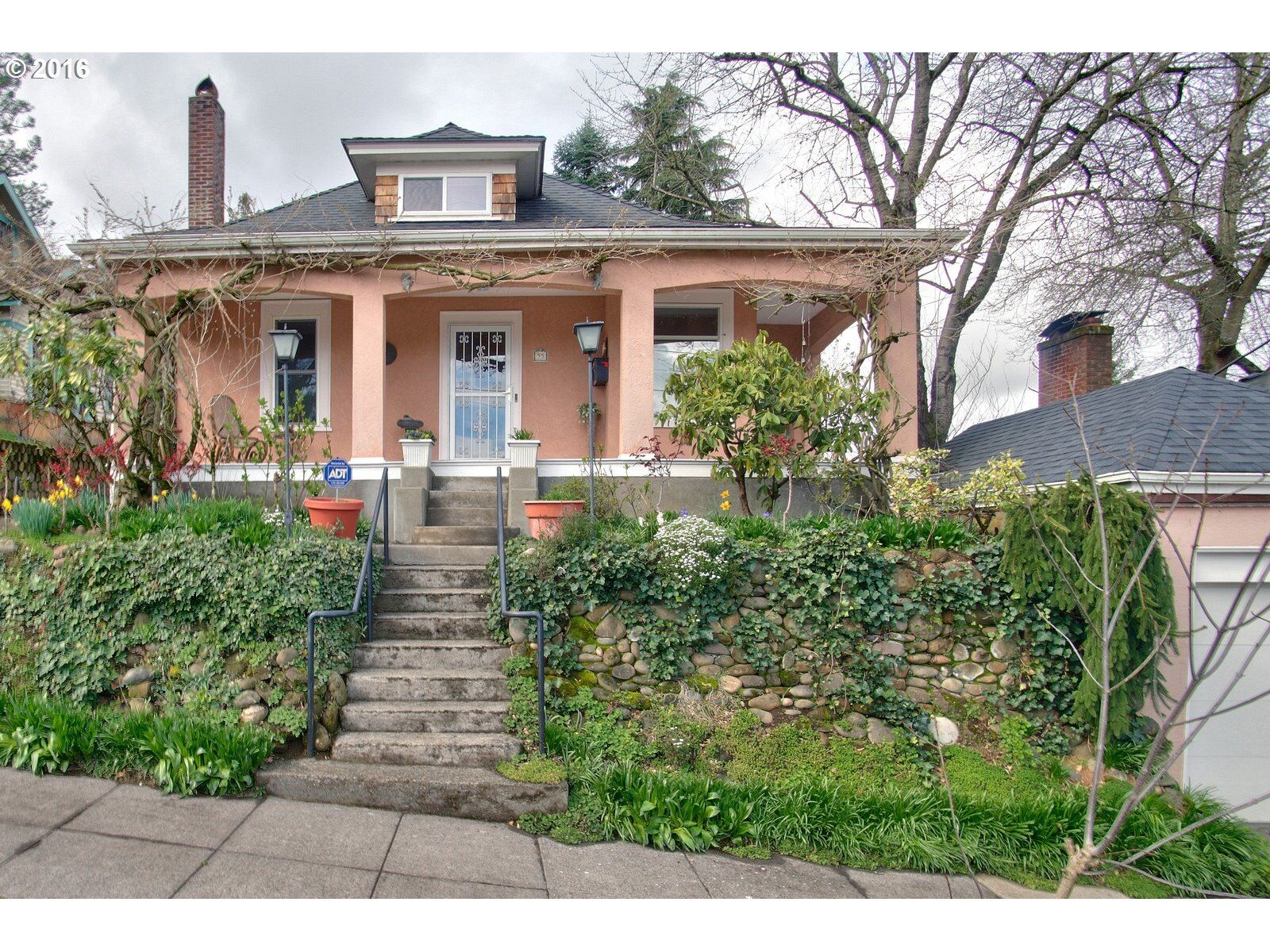 Property Photo: 35 SE 70th Ave OR 97215