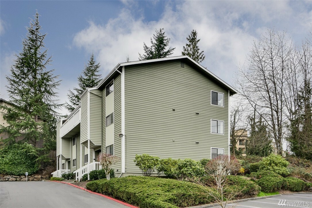 Property Photo:  230 SW Clark St C-103  WA 98027 