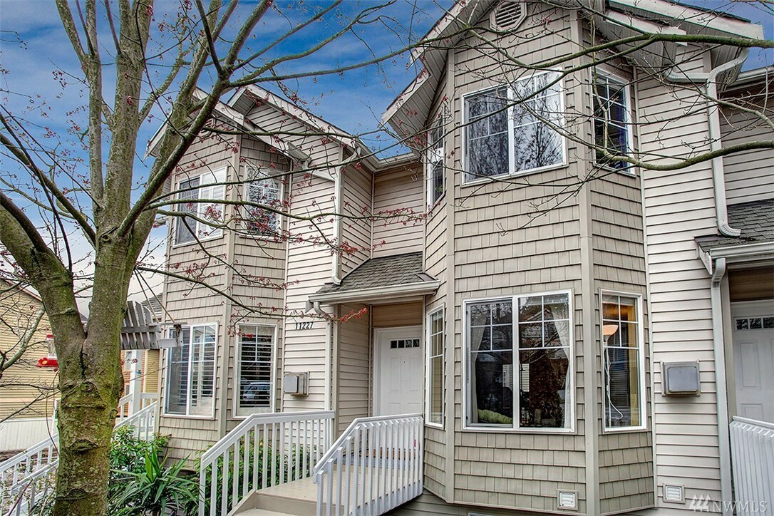 Property Photo:  11227 Greenwood Ave N B  WA 98133 