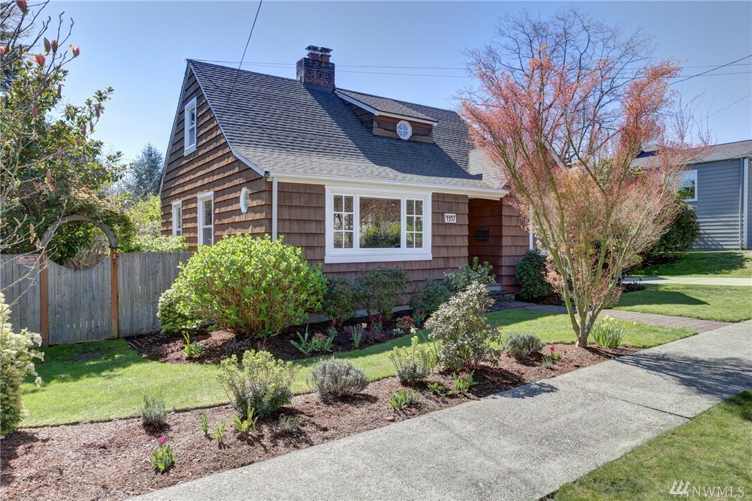 Property Photo:  4347 NE 56th St  WA 98105 