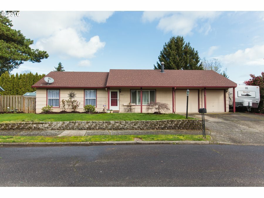 Property Photo: 14215 SE Woodward St OR 97236