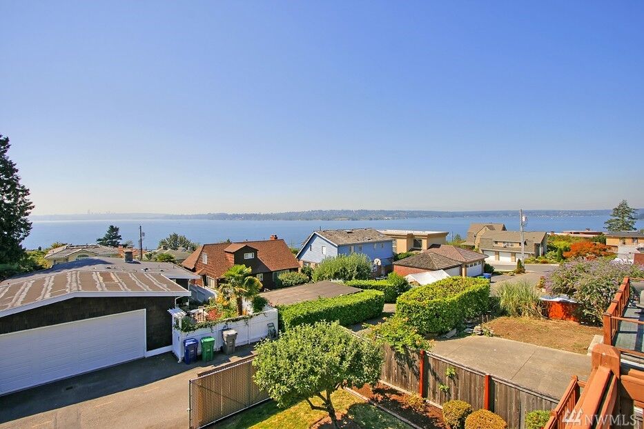 Property Photo:  331 8th Ave W  WA 98033 