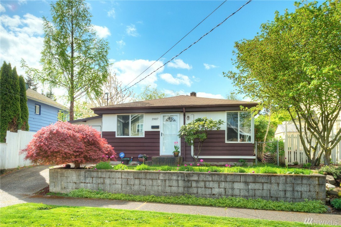 Property Photo:  3907 SW Kenyon St  WA 98136 