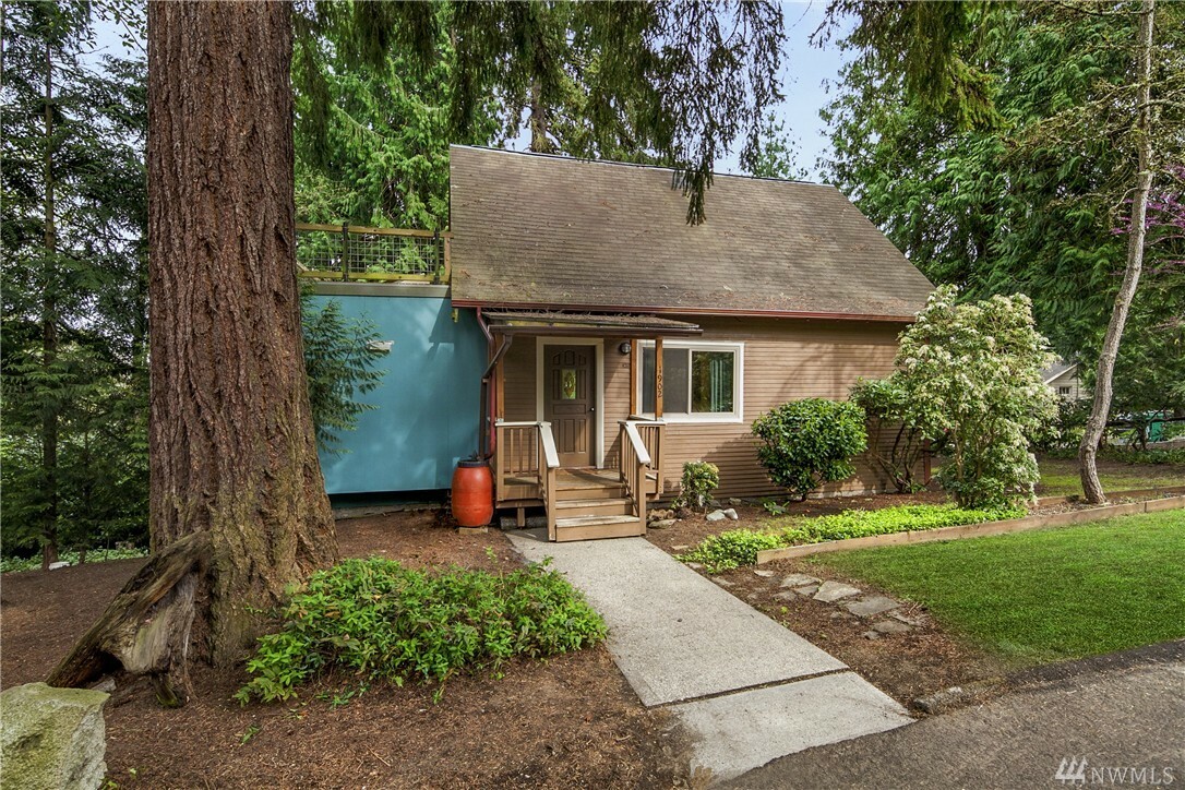 Property Photo:  1902 NE 98th St  WA 98115 