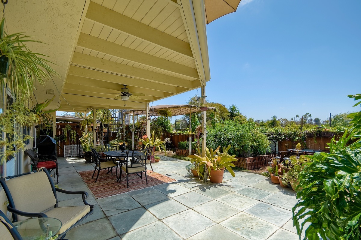 Property Photo:  939 Greenlake Ct  CA 92007 