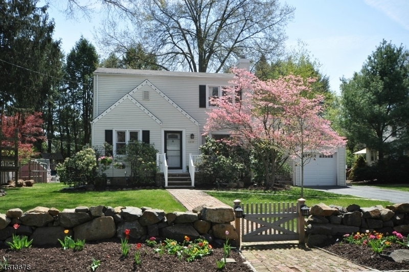 Property Photo:  1209 Sunnyfield Lane  NJ 07076 