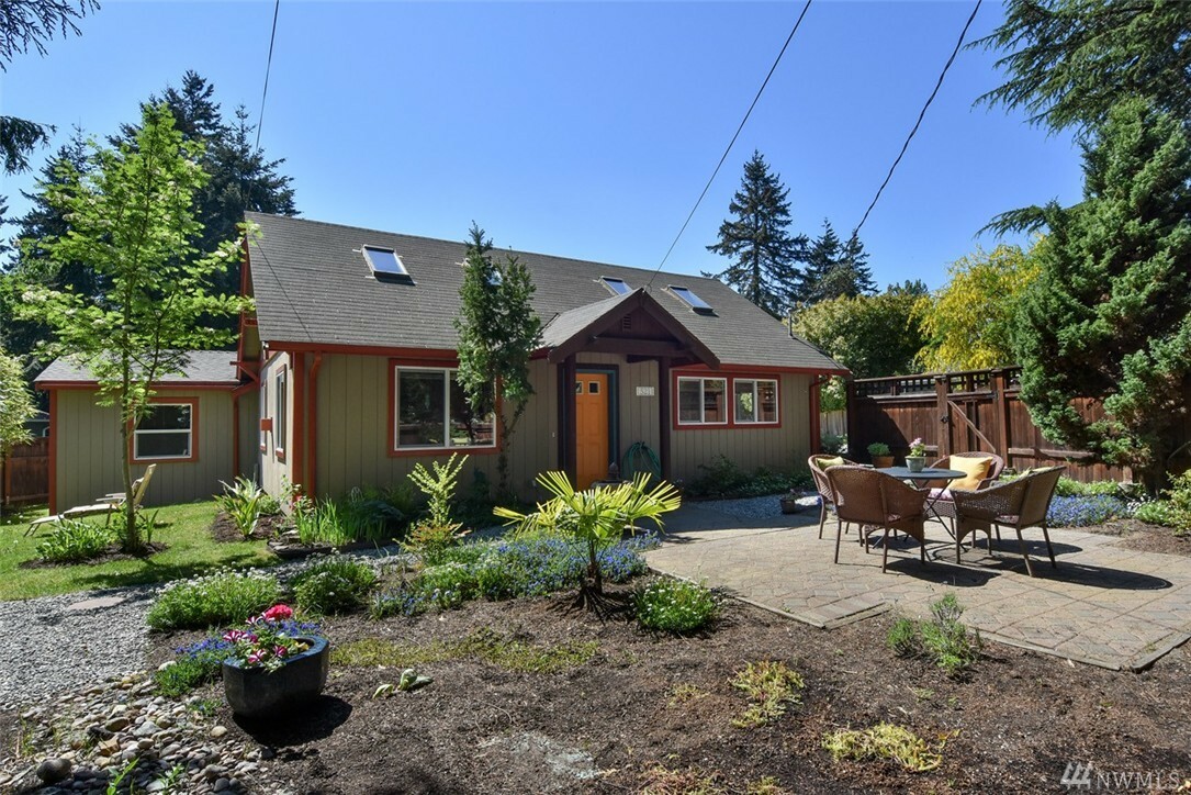 Property Photo:  521 N 188th St  WA 98133 