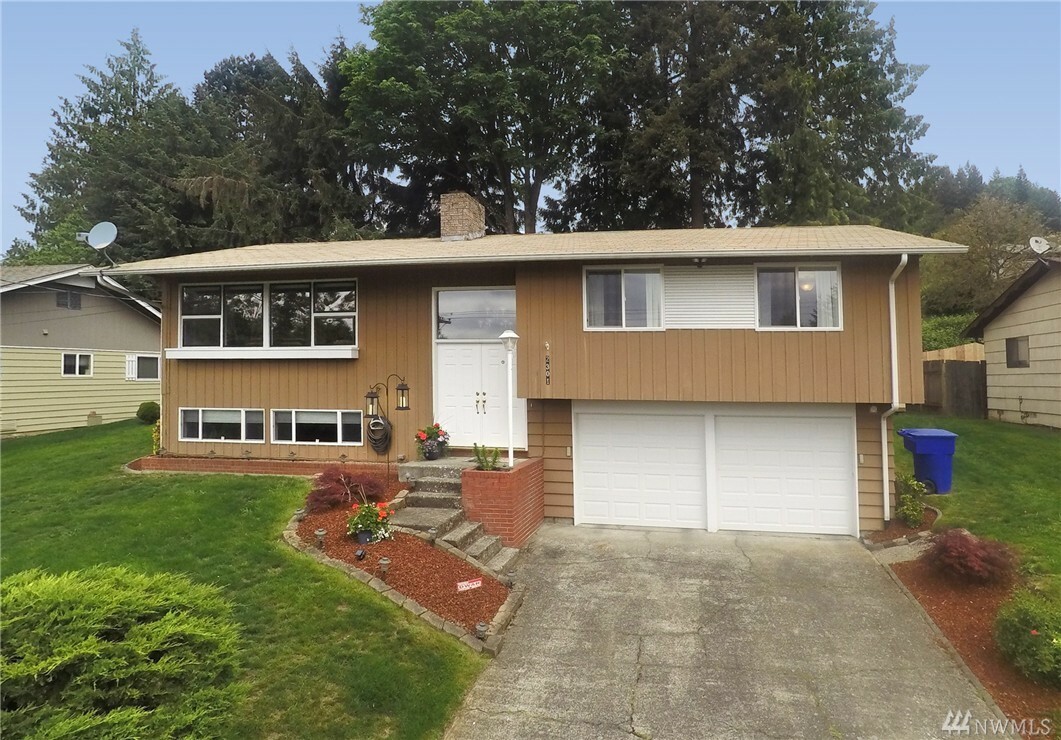 Property Photo:  2301 Burcham St  WA 98626 