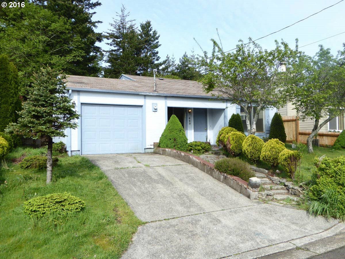 Property Photo:  665 Hemlock St  OR 97439 