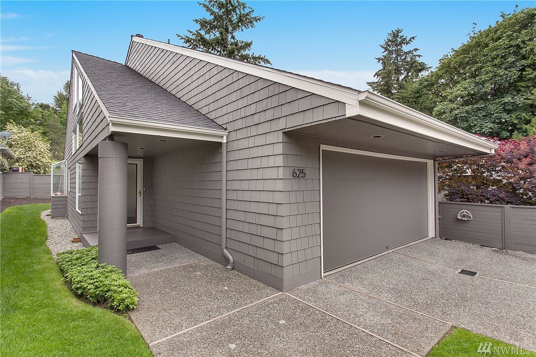 Property Photo: 625 Bellevue Wy SE WA 98004