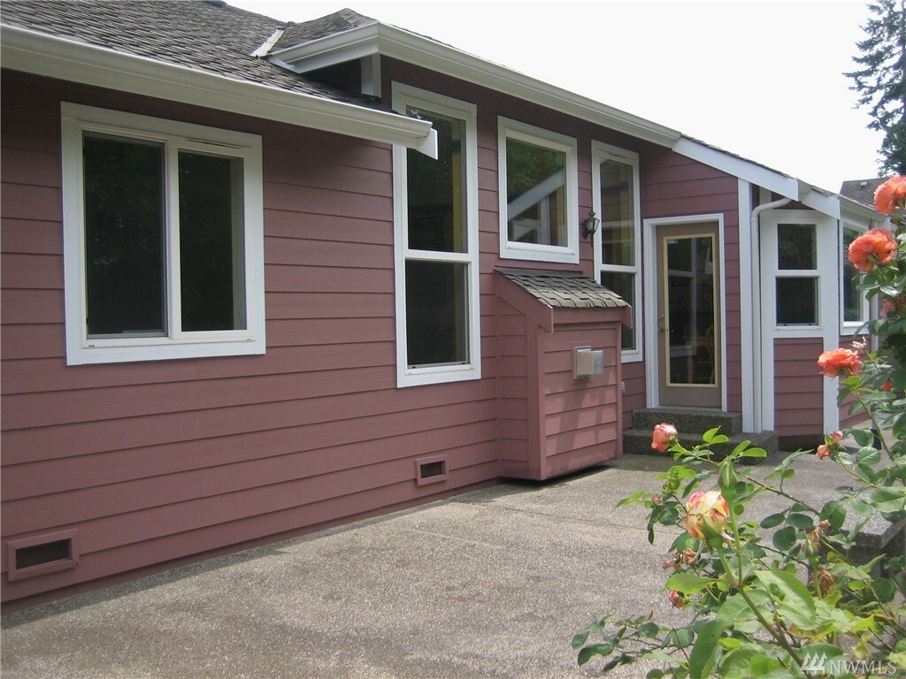 Property Photo:  612 Tufts Ave E  WA 98366 