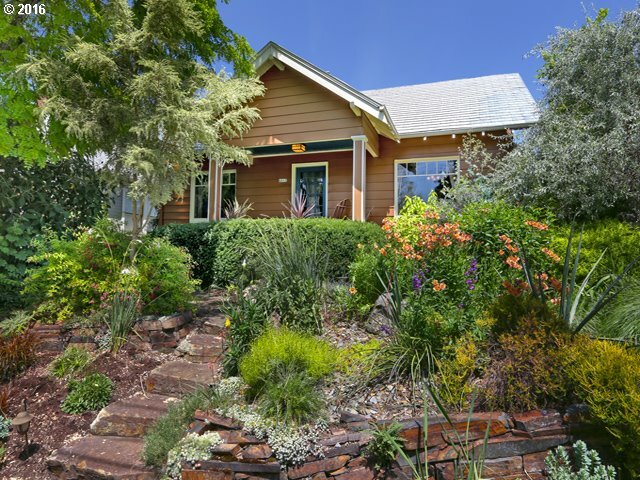 Property Photo:  4015 SE Ramona St  OR 97202 