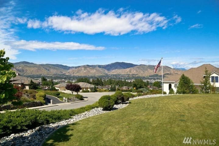 Property Photo:  407 Stoneridge Dr  WA 98802 
