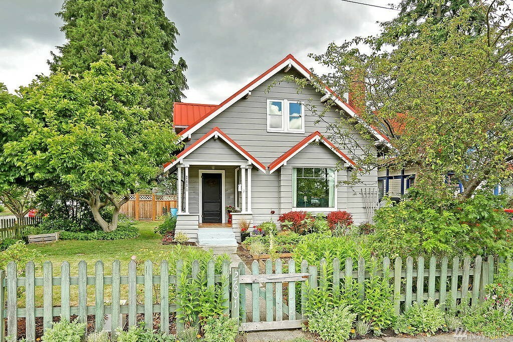 Property Photo:  2601 23rd St  WA 98201 