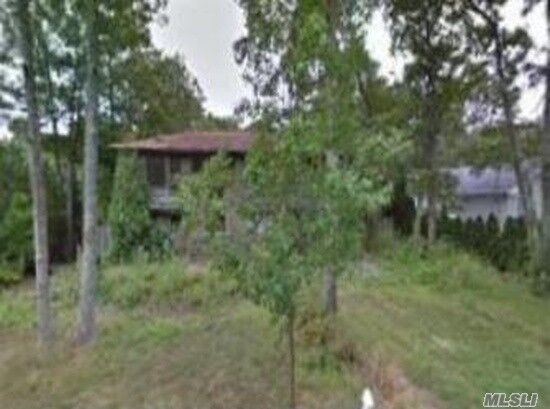 Property Photo:  9 Pine Tree Ln  NY 11942 