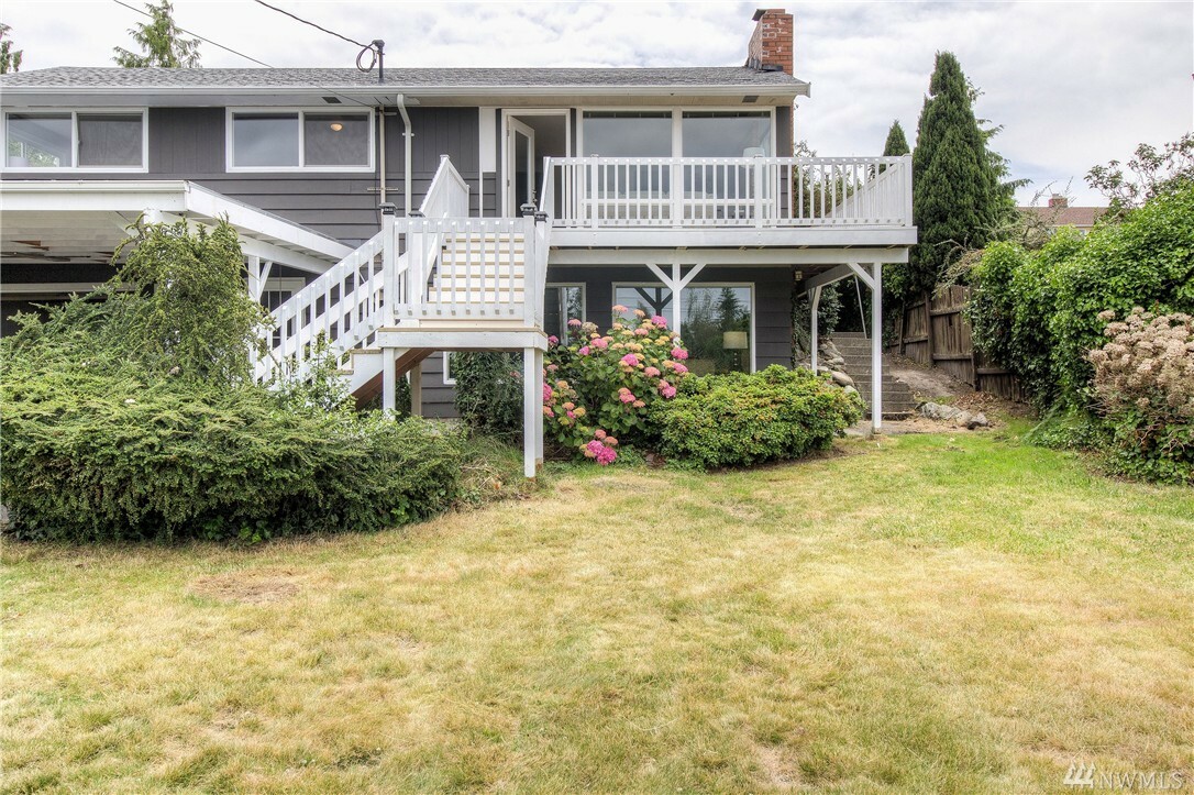 Property Photo:  1030 Glen St SW  WA 98020 