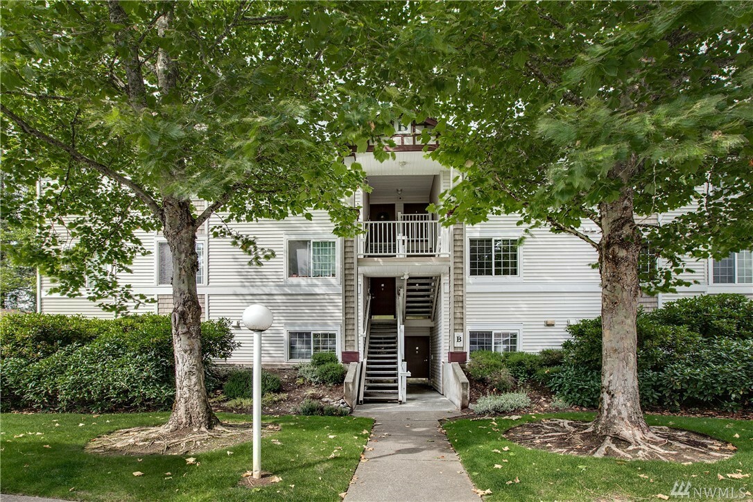 Property Photo: 25235 SE Klahanie Blvd B102 WA 98029