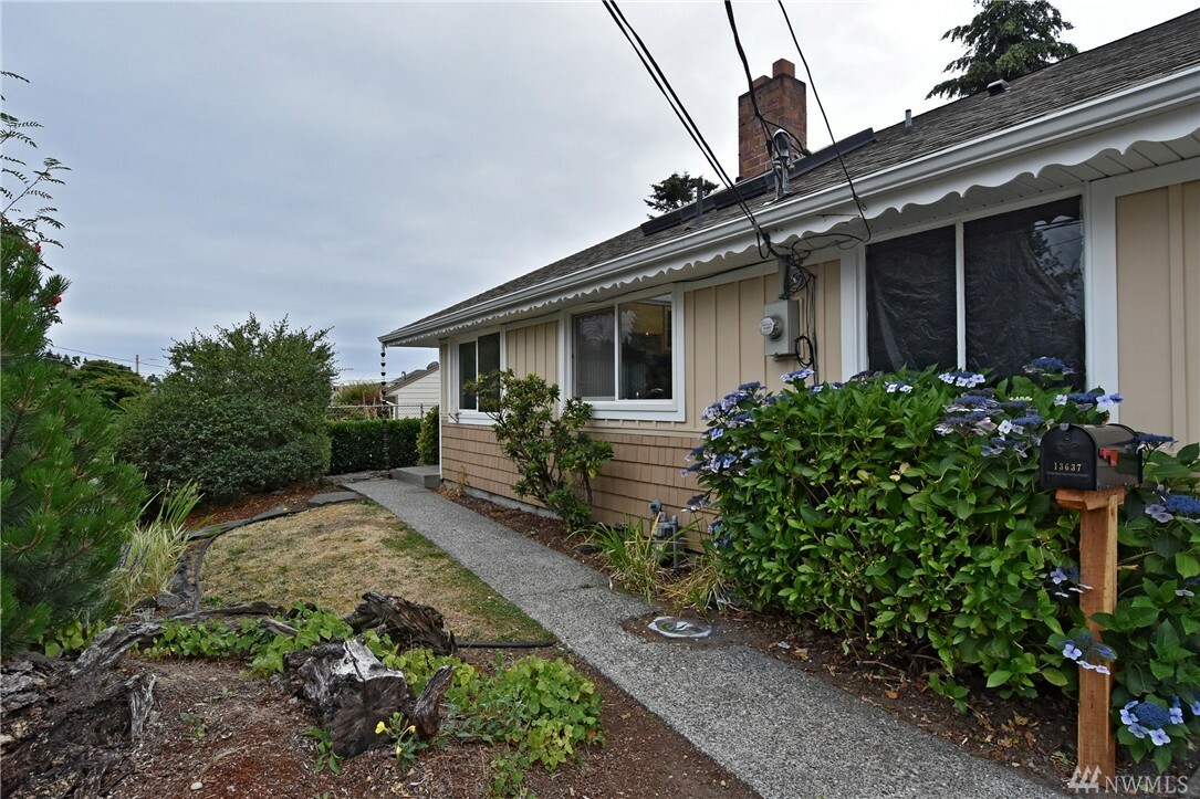 Property Photo:  13637 3rd Ave S  WA 98168 