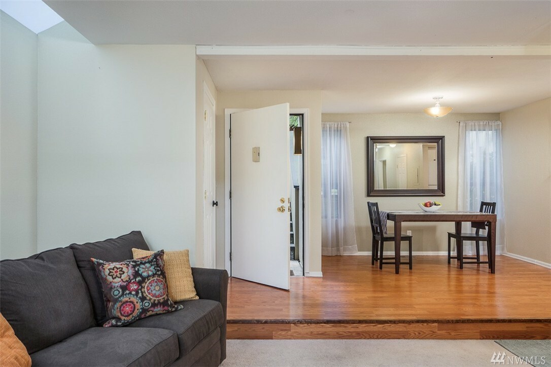 Property Photo: 10905 NE 35th Place 4 WA 98004