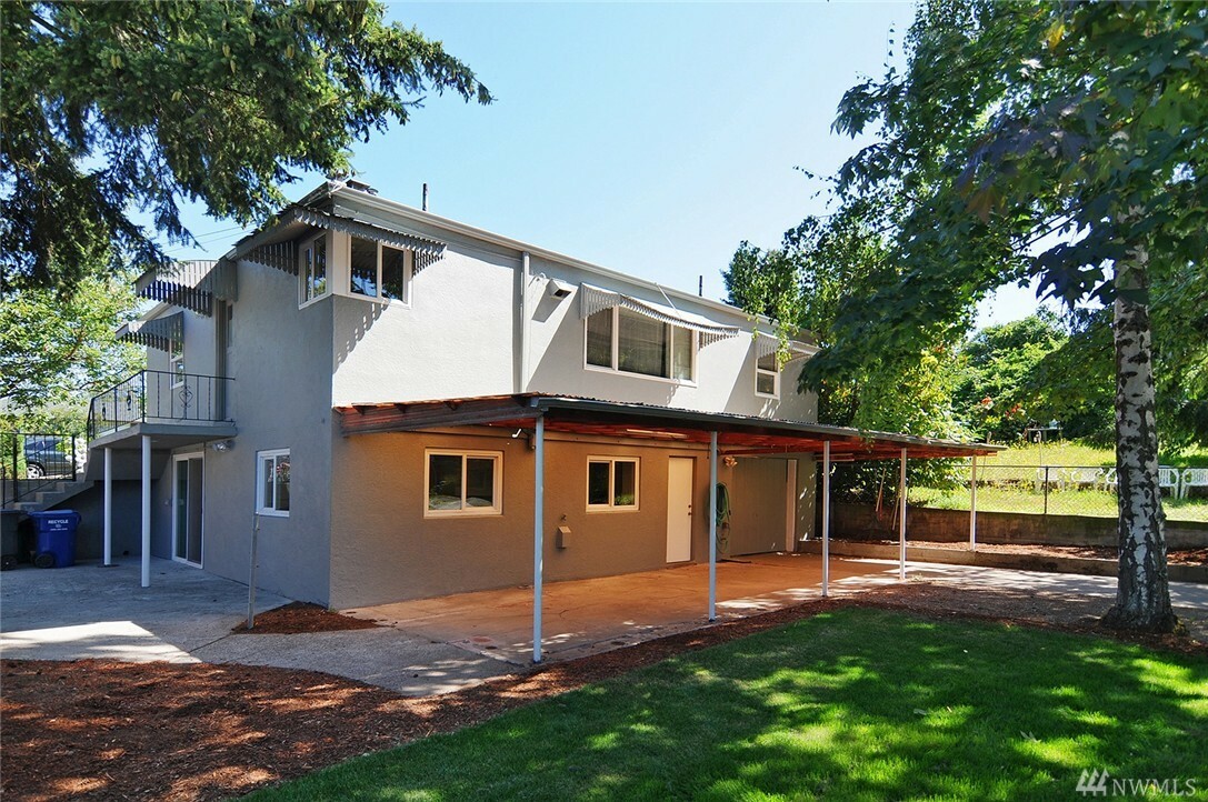 Property Photo:  4213 S Bateman St  WA 98118 