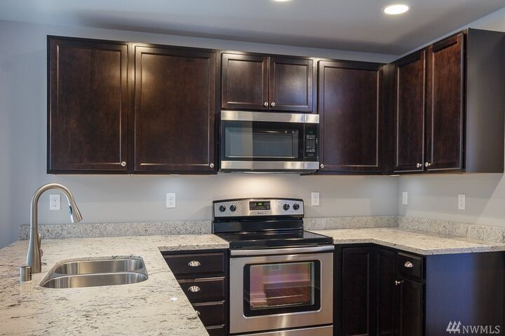 Property Photo:  724 Freedom Ct SE  WA 98366 