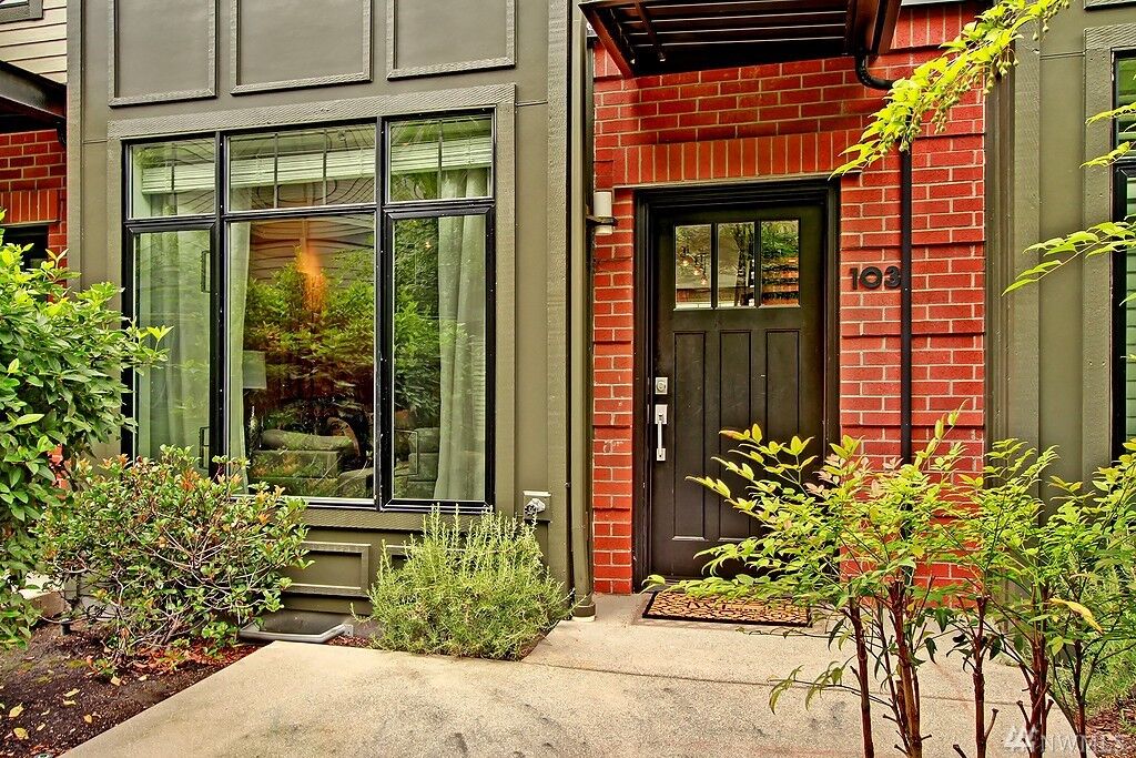 Property Photo: 10595 NE 12th Place 103 WA 98004