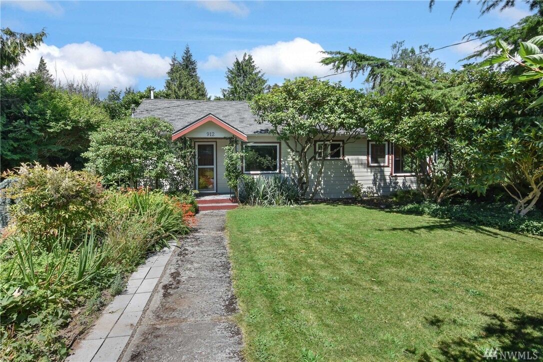 Property Photo: 912 Warner St WA 98284