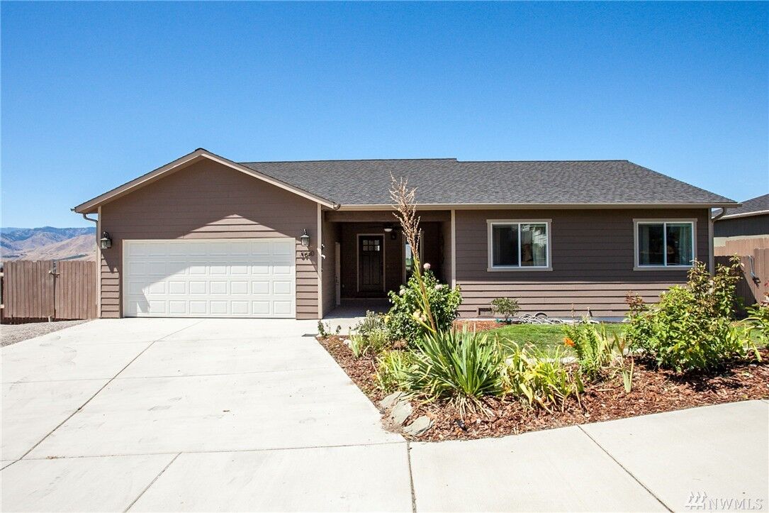 Property Photo:  3950 Vista Del Rey Dr  WA 98802 