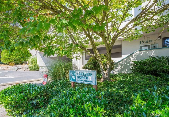 Property Photo: 1740 NE 86th St 206 WA 98115