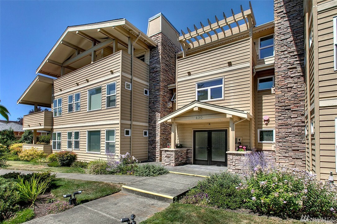 Property Photo:  430 SW 156th St 302  WA 98166 