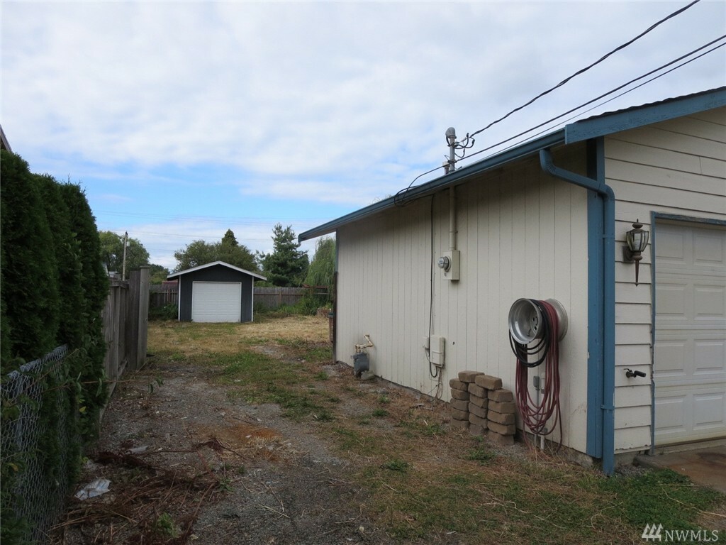 Property Photo: 1310 S 18th St WA 98274