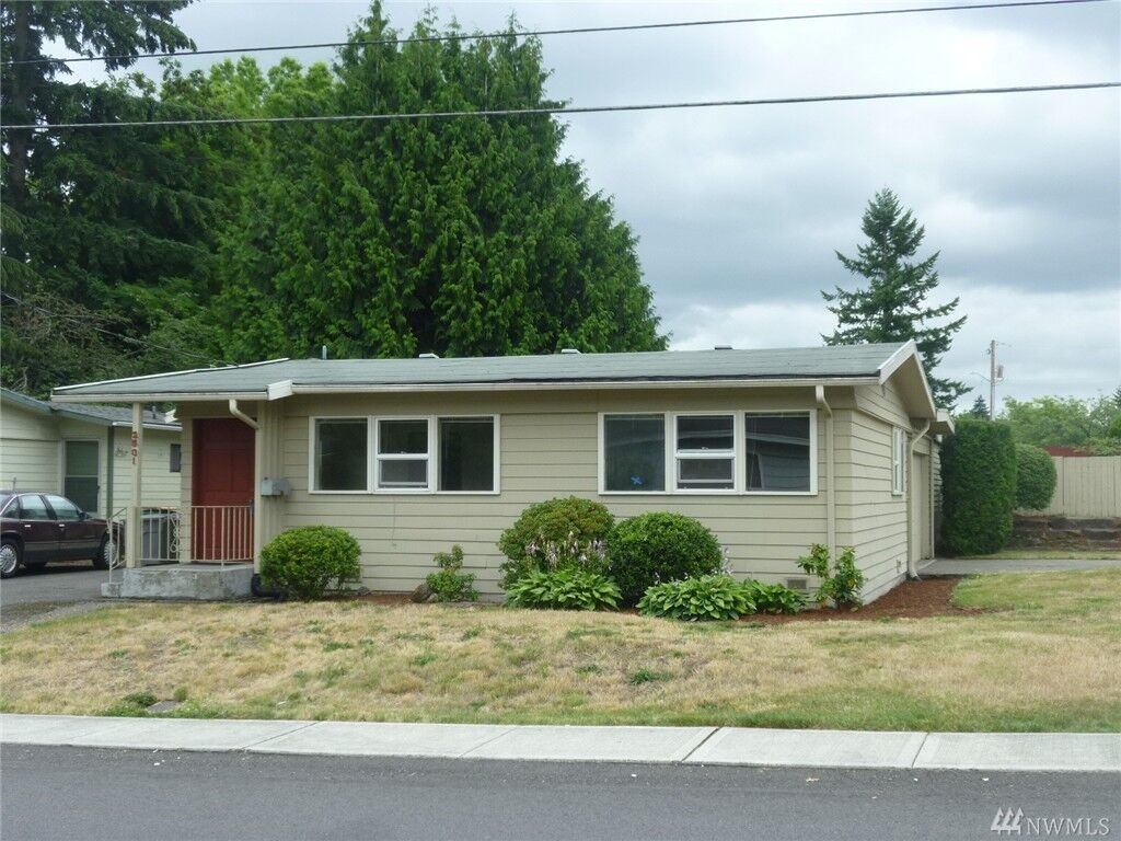 Property Photo:  2501 NE 9th St  WA 98056 