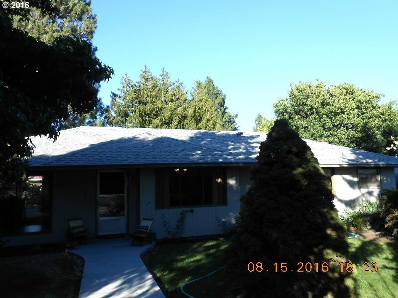 Property Photo: 304 4th St OR 97039